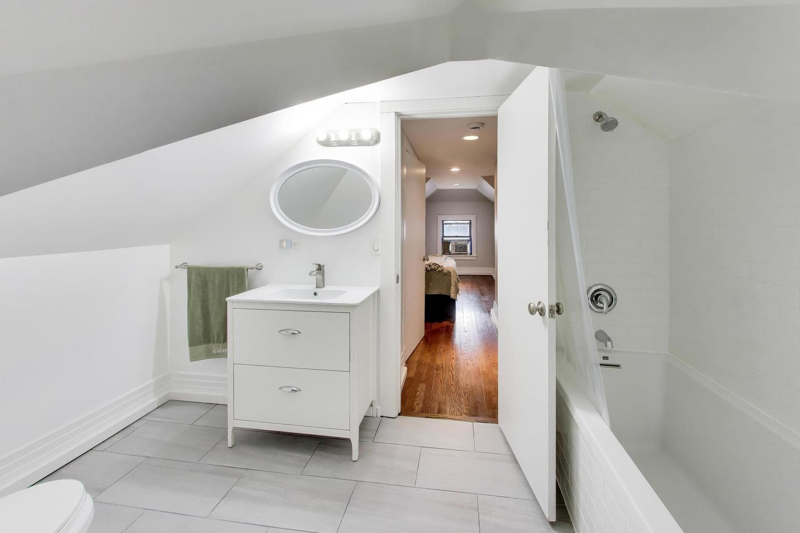 7015 North Sheridan Road Chicago, IL 60626 - Photo 23 of 40 a spacious bathroom with a sink and a mirror