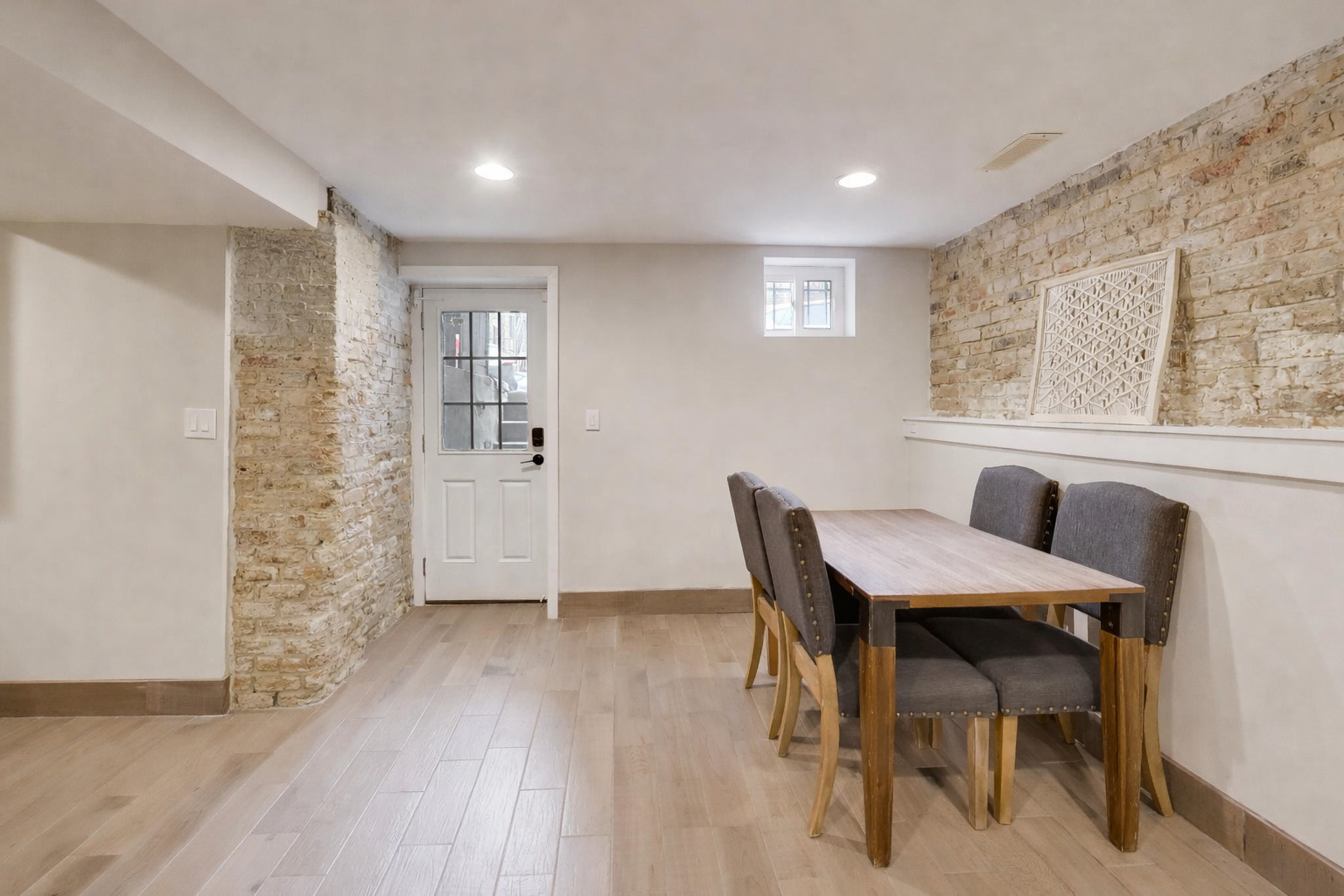 7015 North Sheridan Road Chicago, IL 60626 - Photo 27 of 40 a view of a dining room with furniture and window