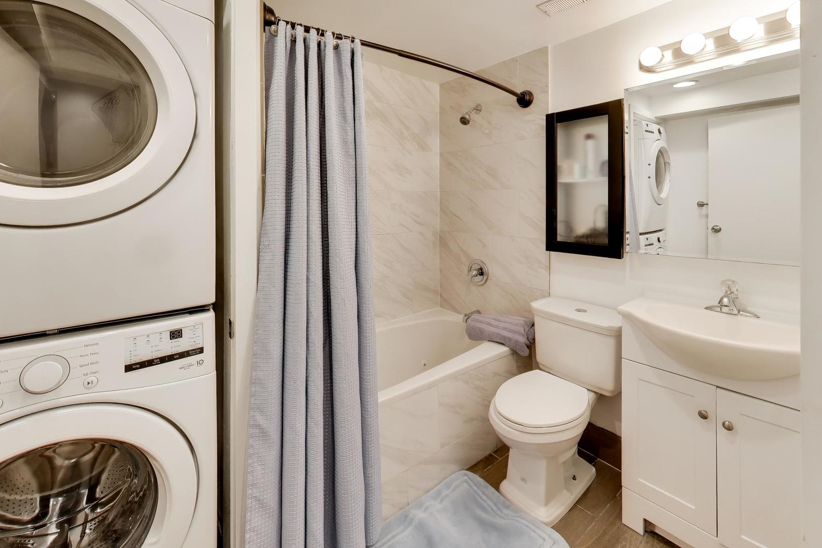 7015 North Sheridan Road Chicago, IL 60626 - Photo 29 of 40 a bathroom with a toilet a sink and a mirror