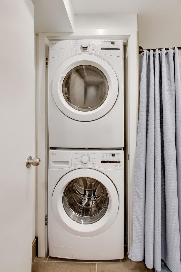 7015 North Sheridan Road Chicago, IL 60626 - Photo 30 of 40 a utility room with dryer and washer
