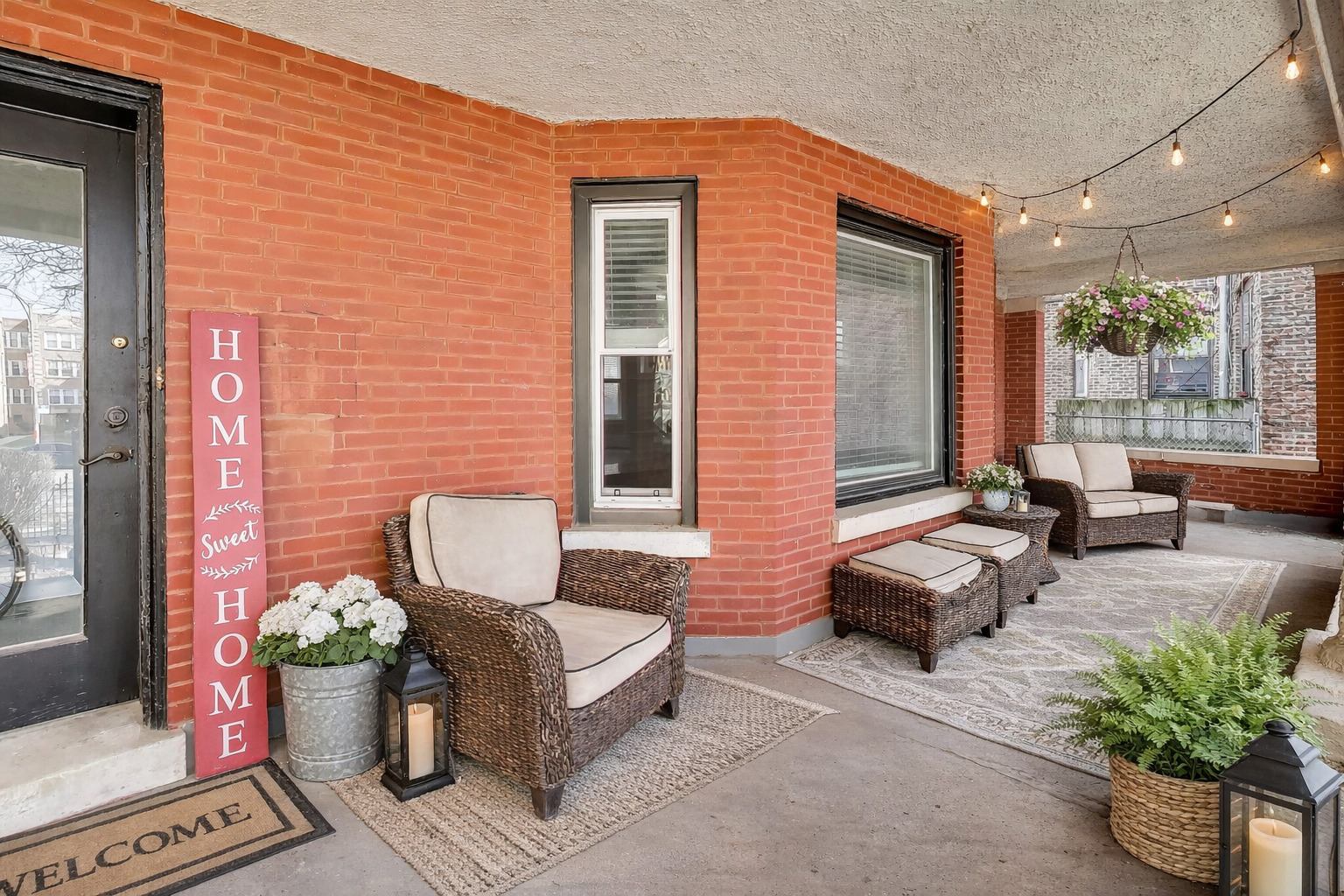 7015 North Sheridan Road Chicago, IL 60626 - Photo 3 of 40 a view of a patio with couches and potted plants