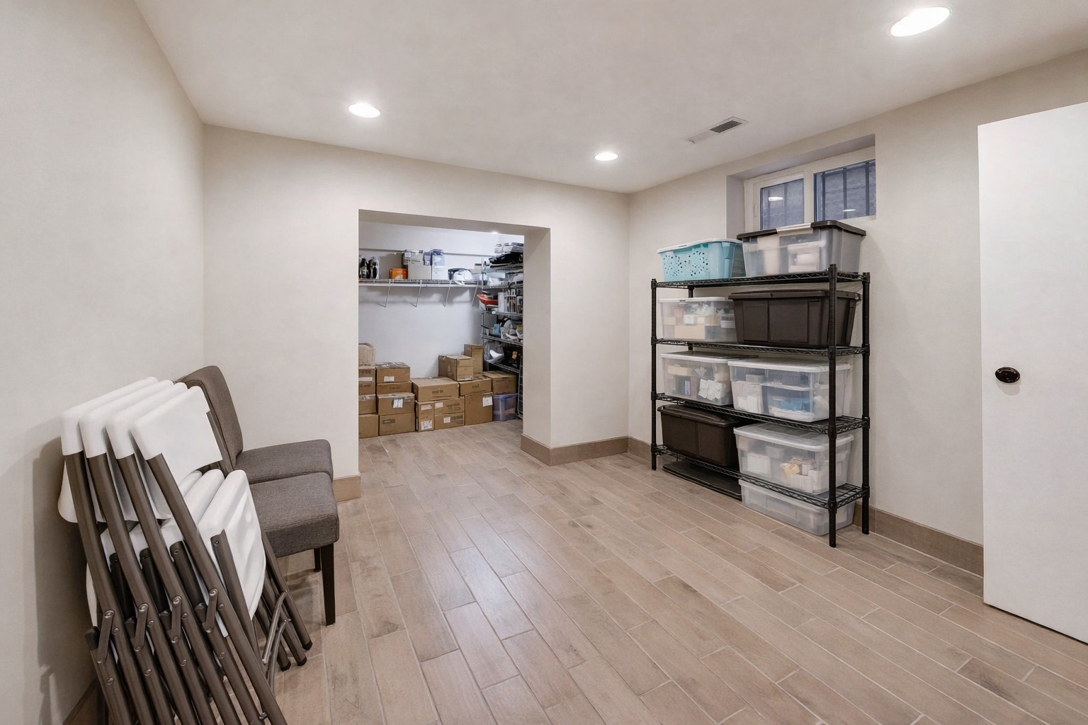 7015 North Sheridan Road Chicago, IL 60626 - Photo 31 of 40 a view of a livingroom with furniture and workspace