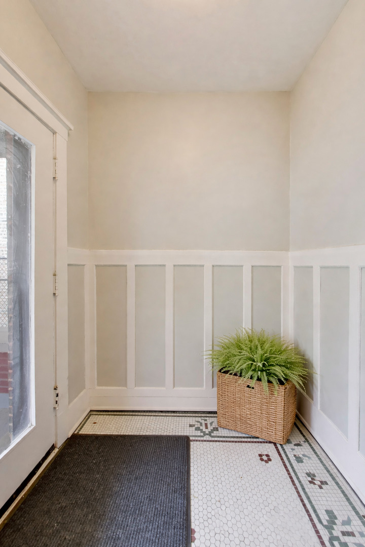 7015 North Sheridan Road Chicago, IL 60626 - Photo 4 of 40 a view of room with window and a potted plant