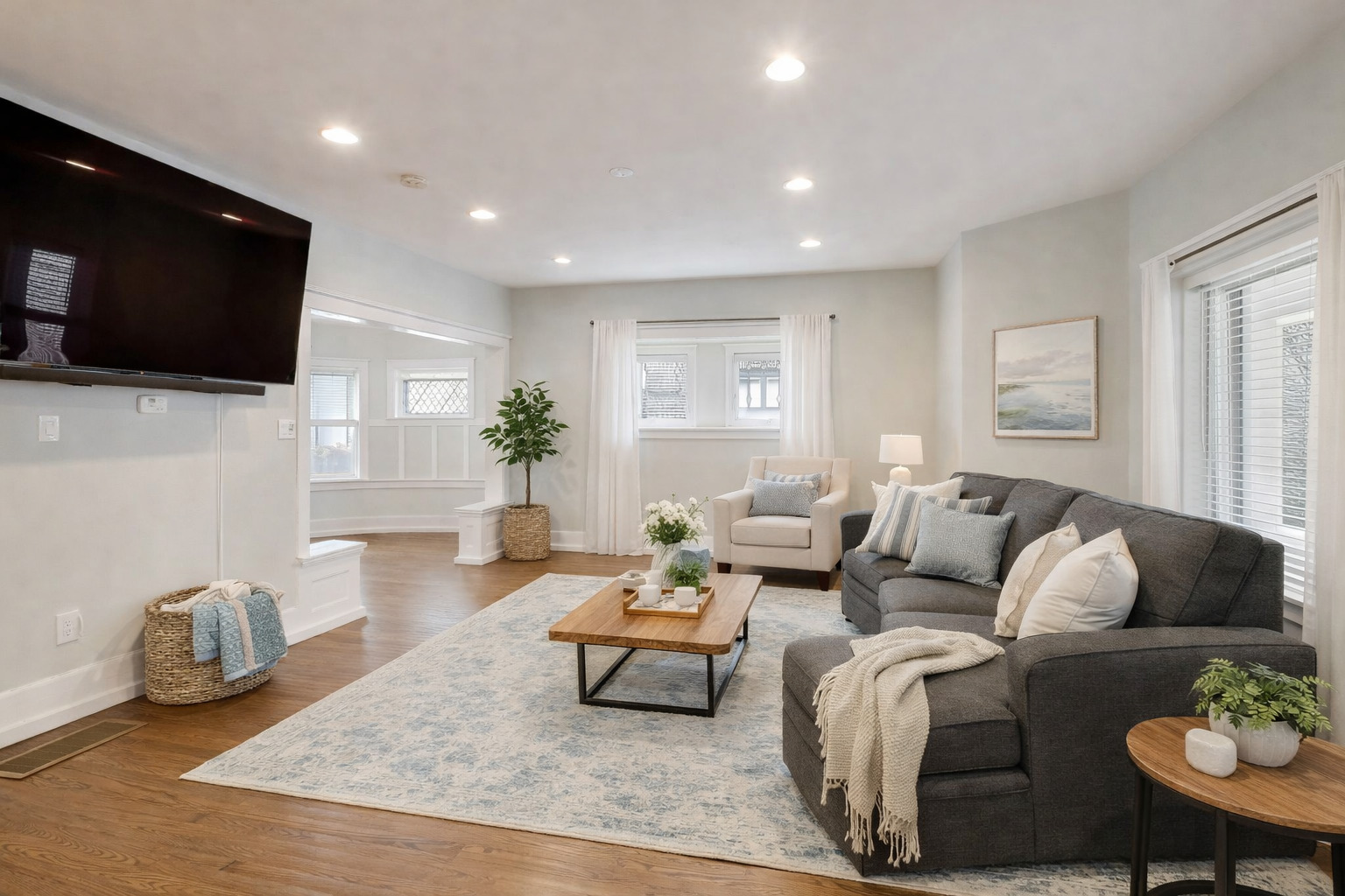 7015 North Sheridan Road Chicago, IL 60626 - Photo 5 of 40 a living room with furniture and a flat screen tv