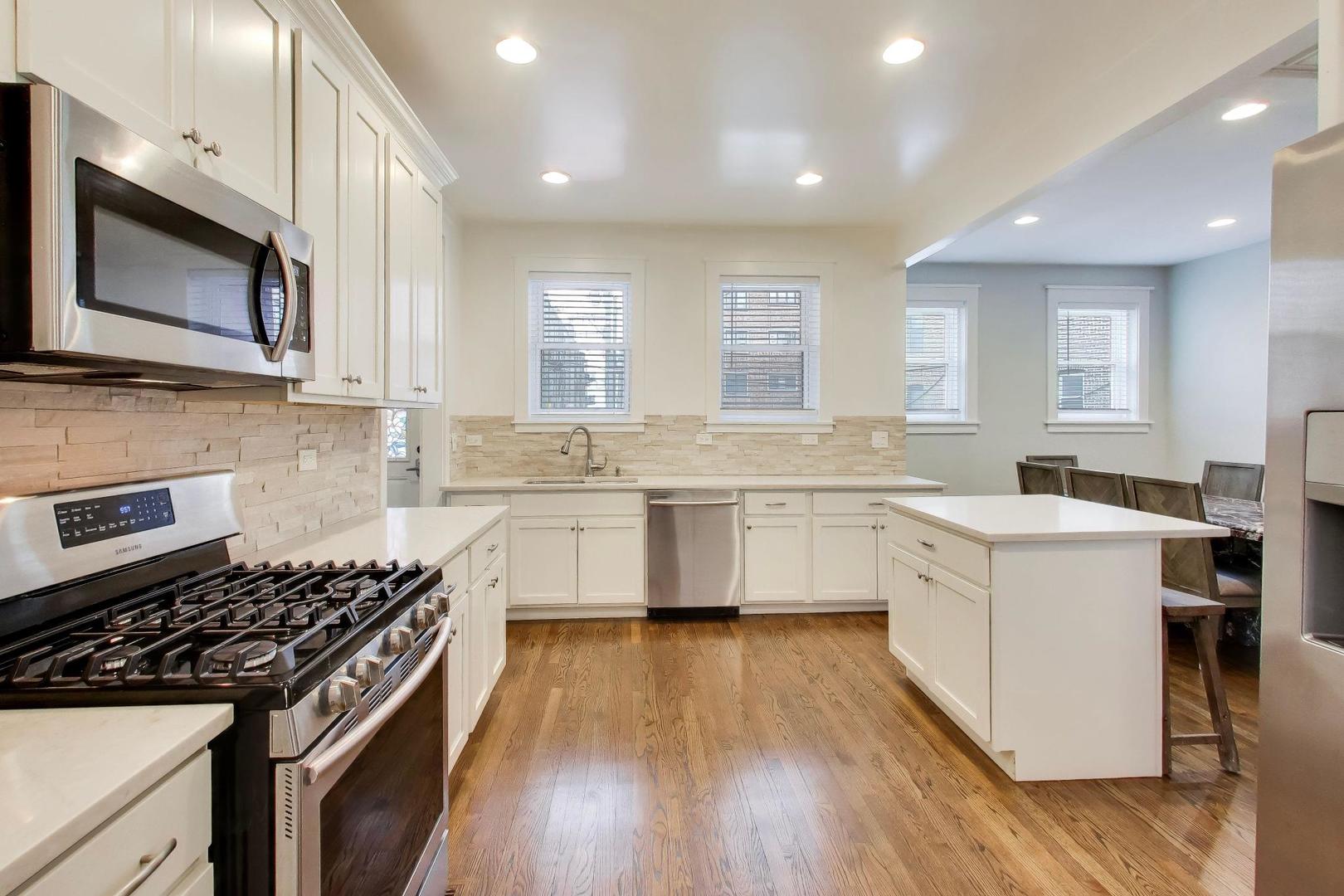 7015 North Sheridan Road Chicago, IL 60626 - Photo 8 of 40 a kitchen with a stove a sink and a microwave
