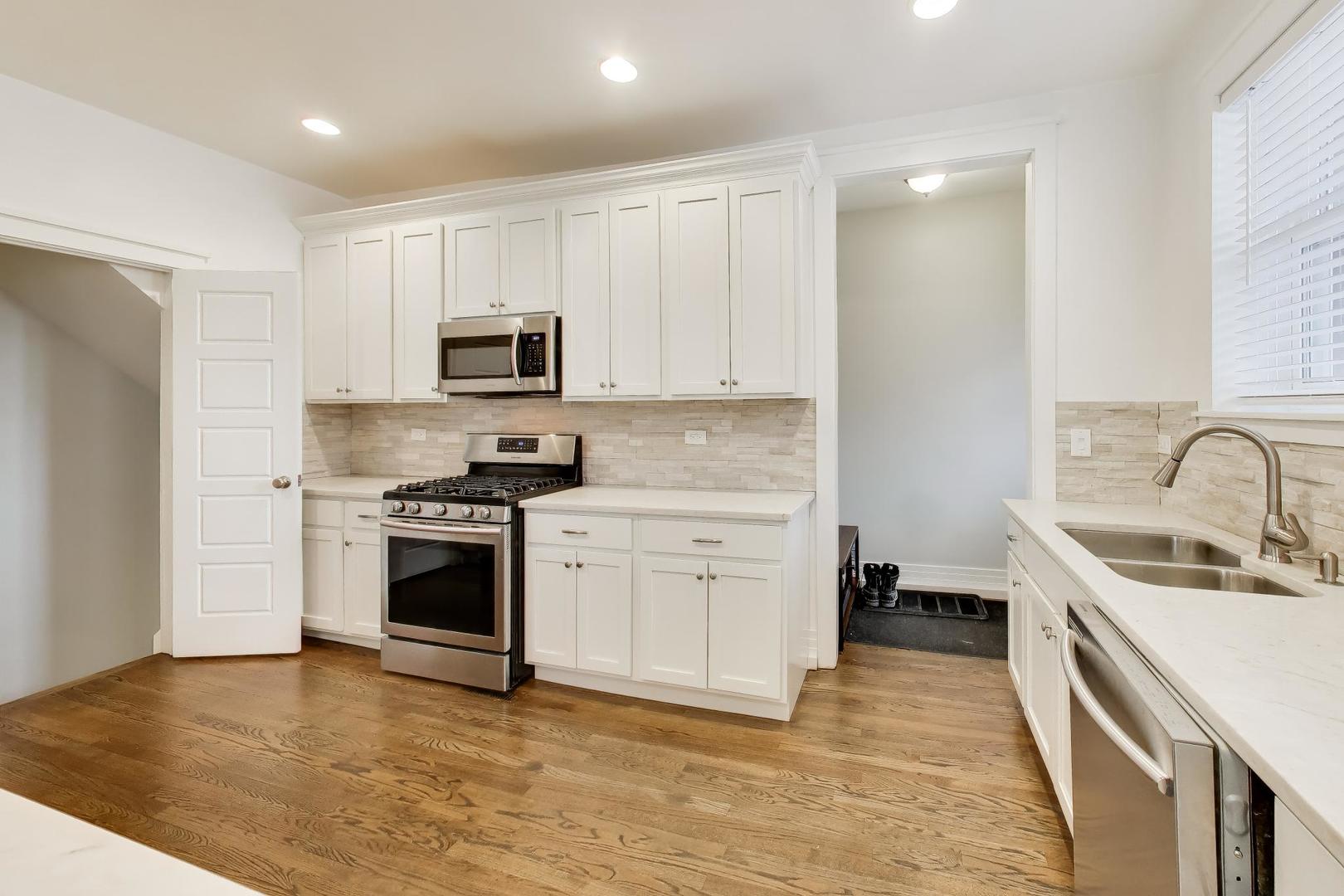 7015 North Sheridan Road Chicago, IL 60626 - Photo 9 of 40 a kitchen with granite countertop a sink stove and refrigerator