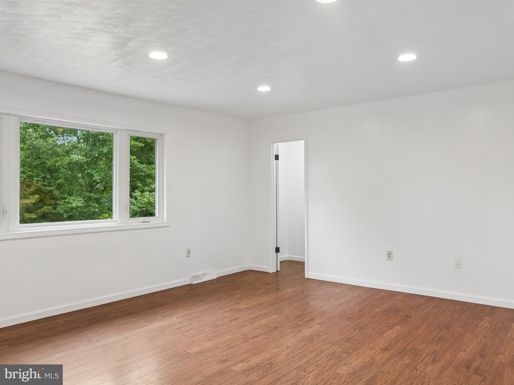 2210 Berkshire Road Lancaster, PA 17603 - Photo 8 of 29 Living Room