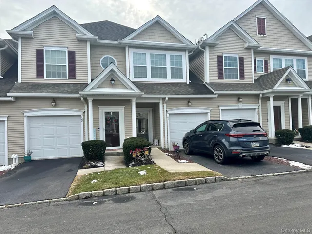 $550,000 | 121 Wildwood Circle, Holtsville, NY 11742