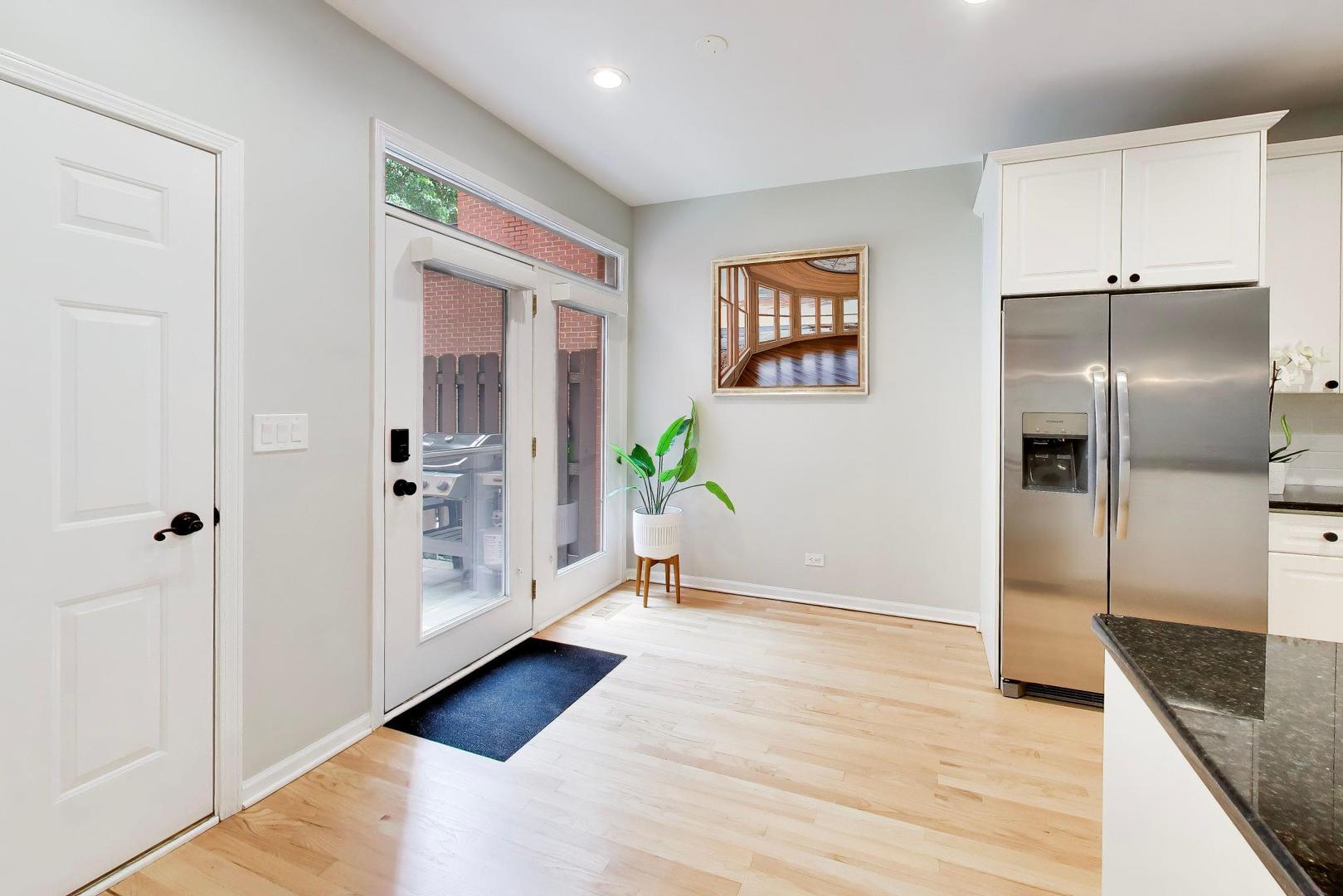 232 West Scott Street Chicago, IL 60610 - Photo 9 of 39 a view of an entryway
