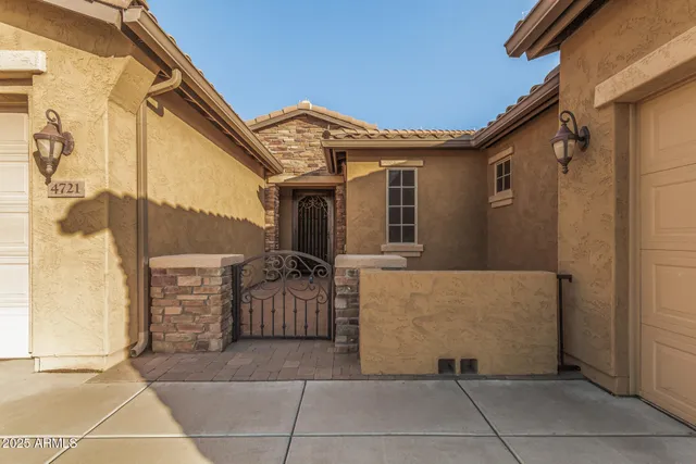 a view of a house with backyard