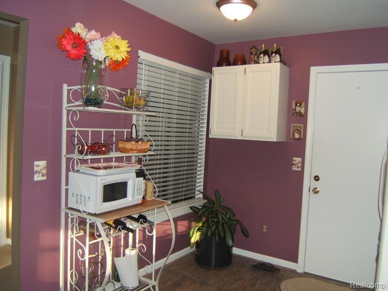 574 Tennyson, Unit 76 Rochester, MI 48307 - Photo 9 of 13 kitchen1.jpg