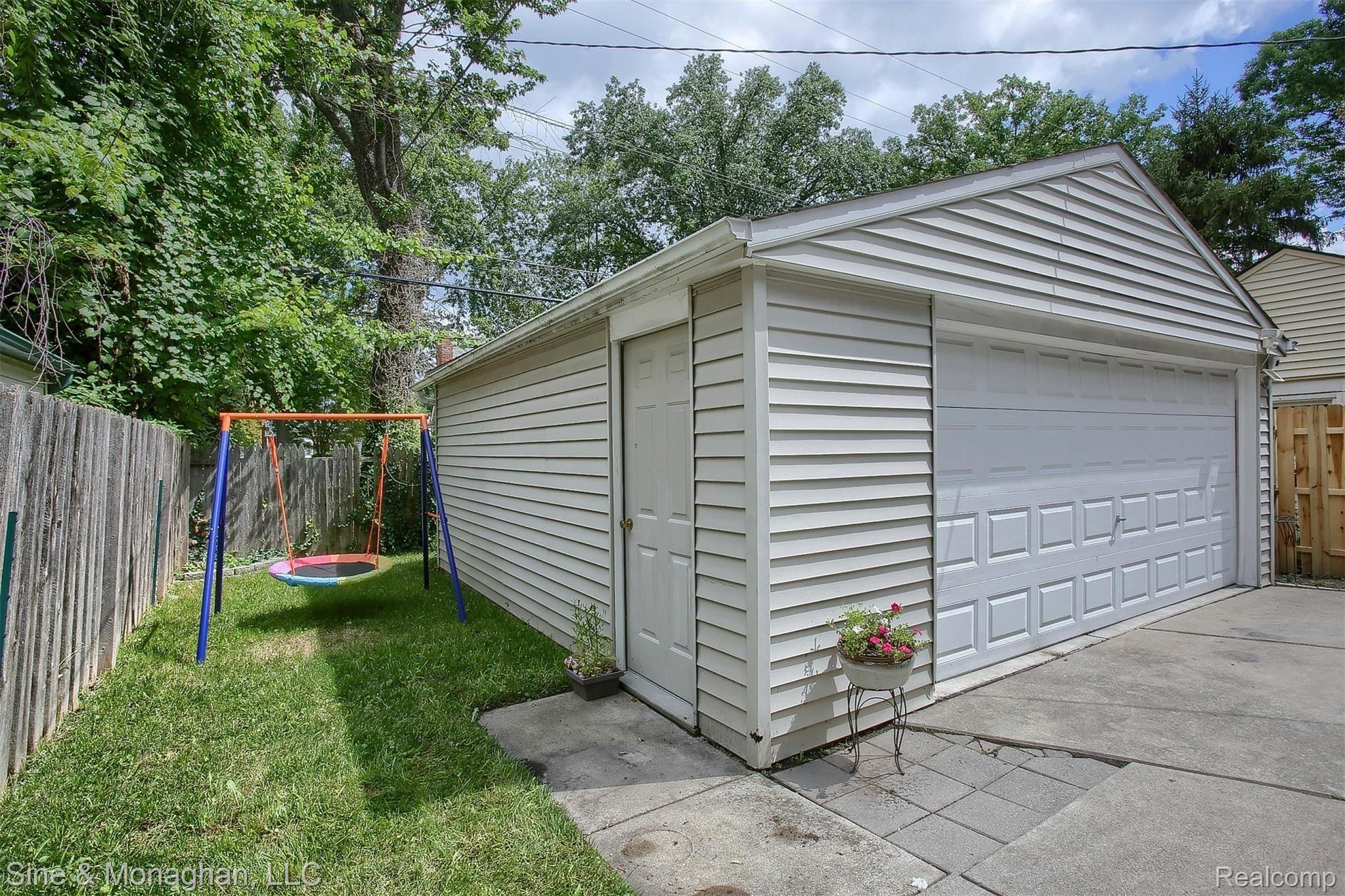 2110 Hampton Road Grosse Pointe, MI 48236 - Photo 28 of 31 30-Backyard.jpg