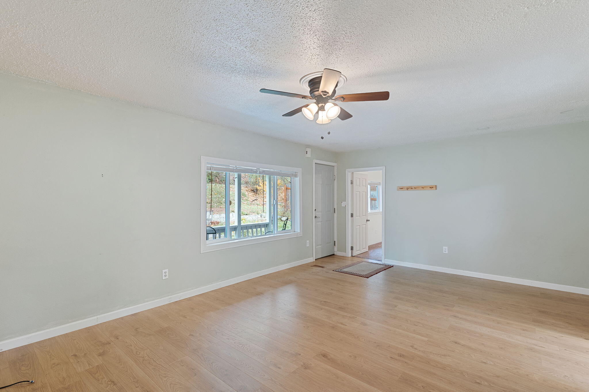 1386 Reuben Road Glendale, OR 97442 - Photo 10 of 34 Living
