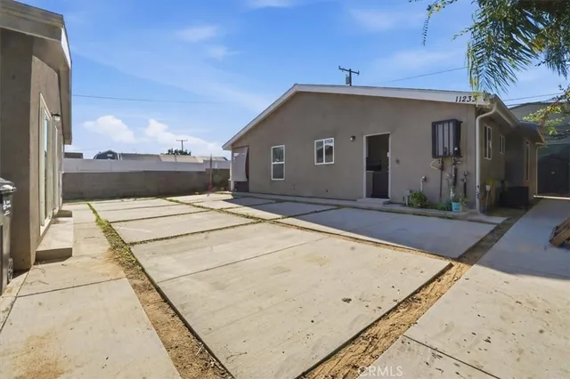 a house view with a outdoor space
