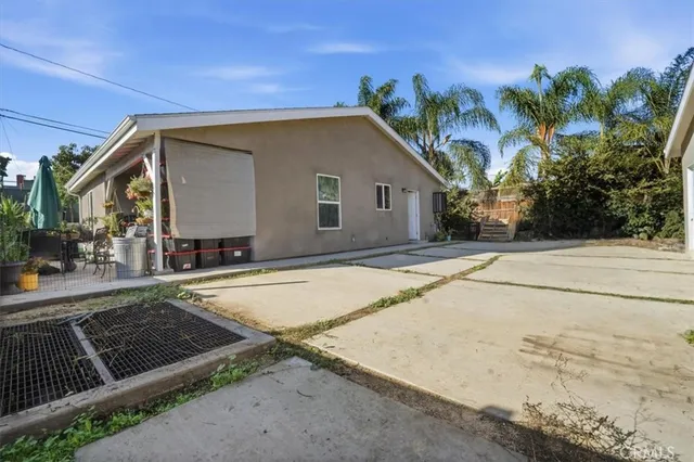 a house view with a backyard space