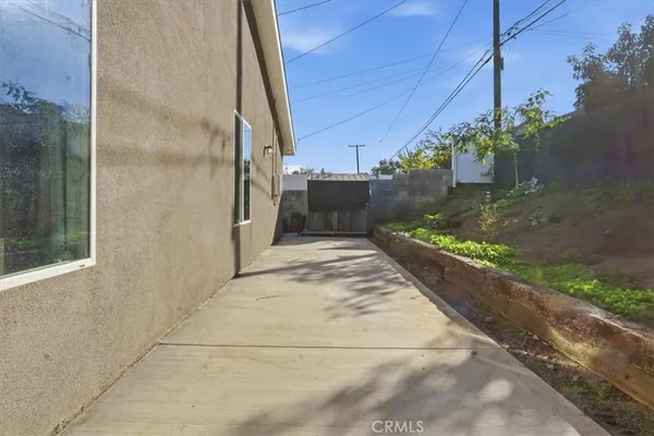 a view of a backyard