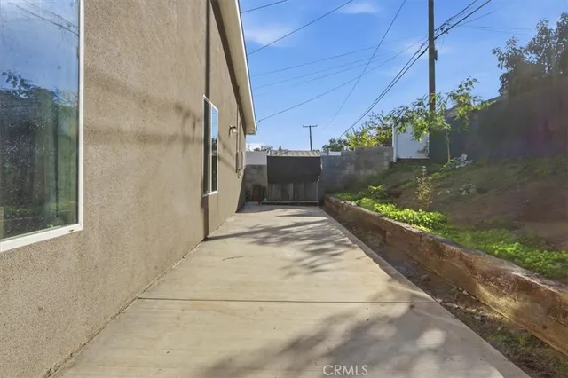 a view of a backyard