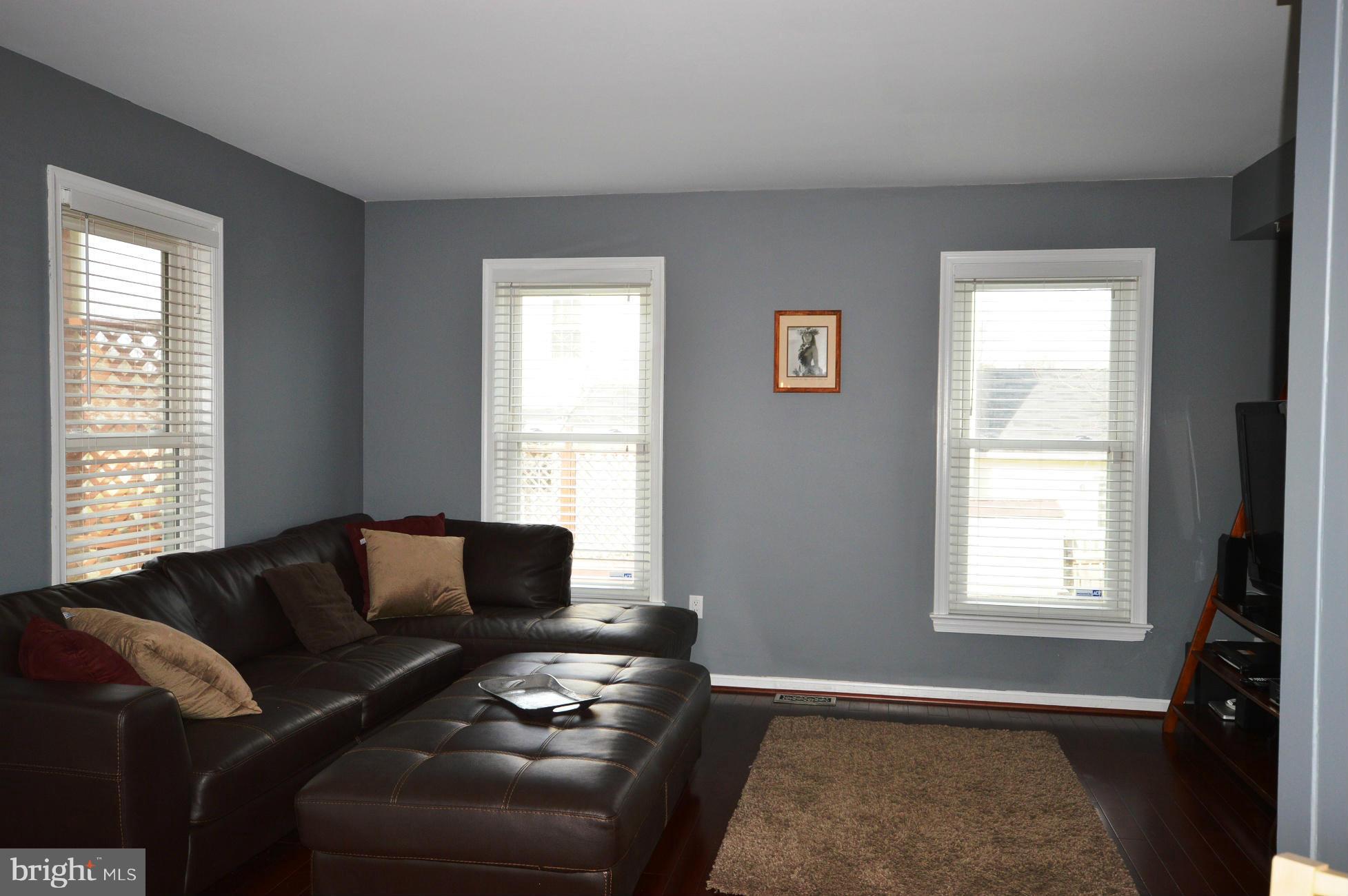 15119 Philip Lee Road Chantilly, VA 20151 - Photo 6 of 23 Living Room