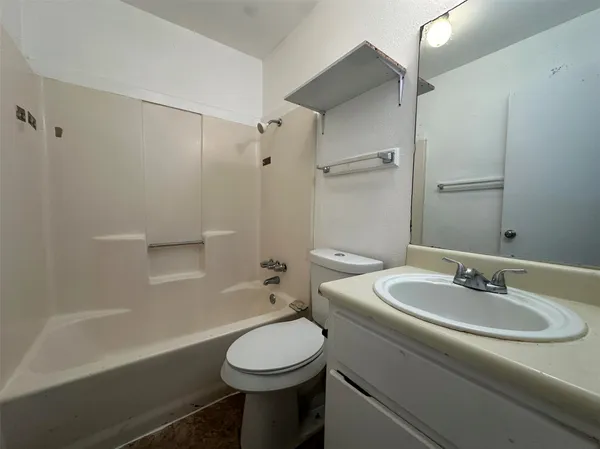 $770 | 1105 Westwood Lane, Unit 6D, Giddings, TX 78942