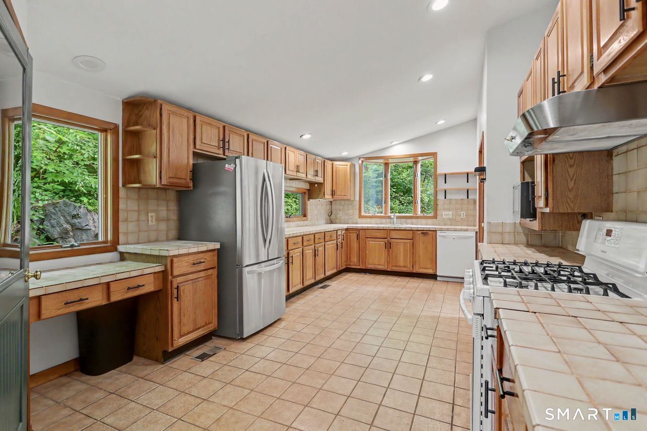 52 Stanley Road Monroe, CT 06468 - Photo 15 of 38