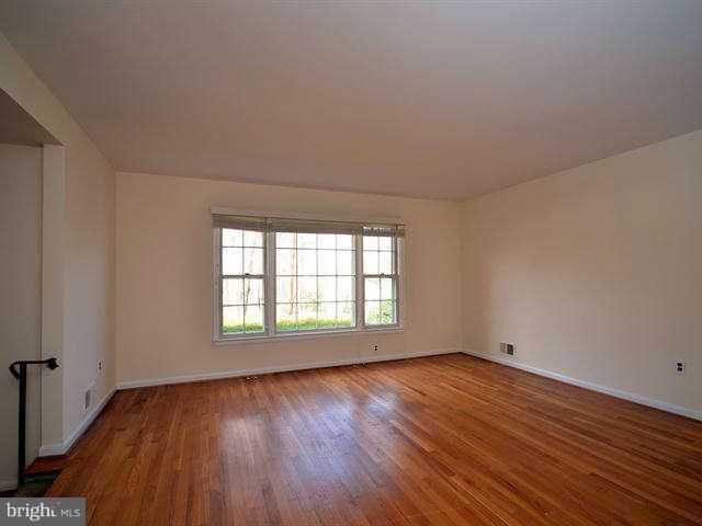 8410 Postoak Road Potomac, MD 20854 - Photo 3 of 29 Living Room
