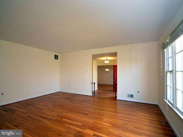 8410 Postoak Road Potomac, MD 20854 - Photo 4 of 29 Living Room