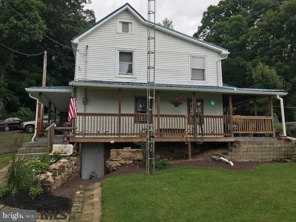 a view of a house with backyard and porch
