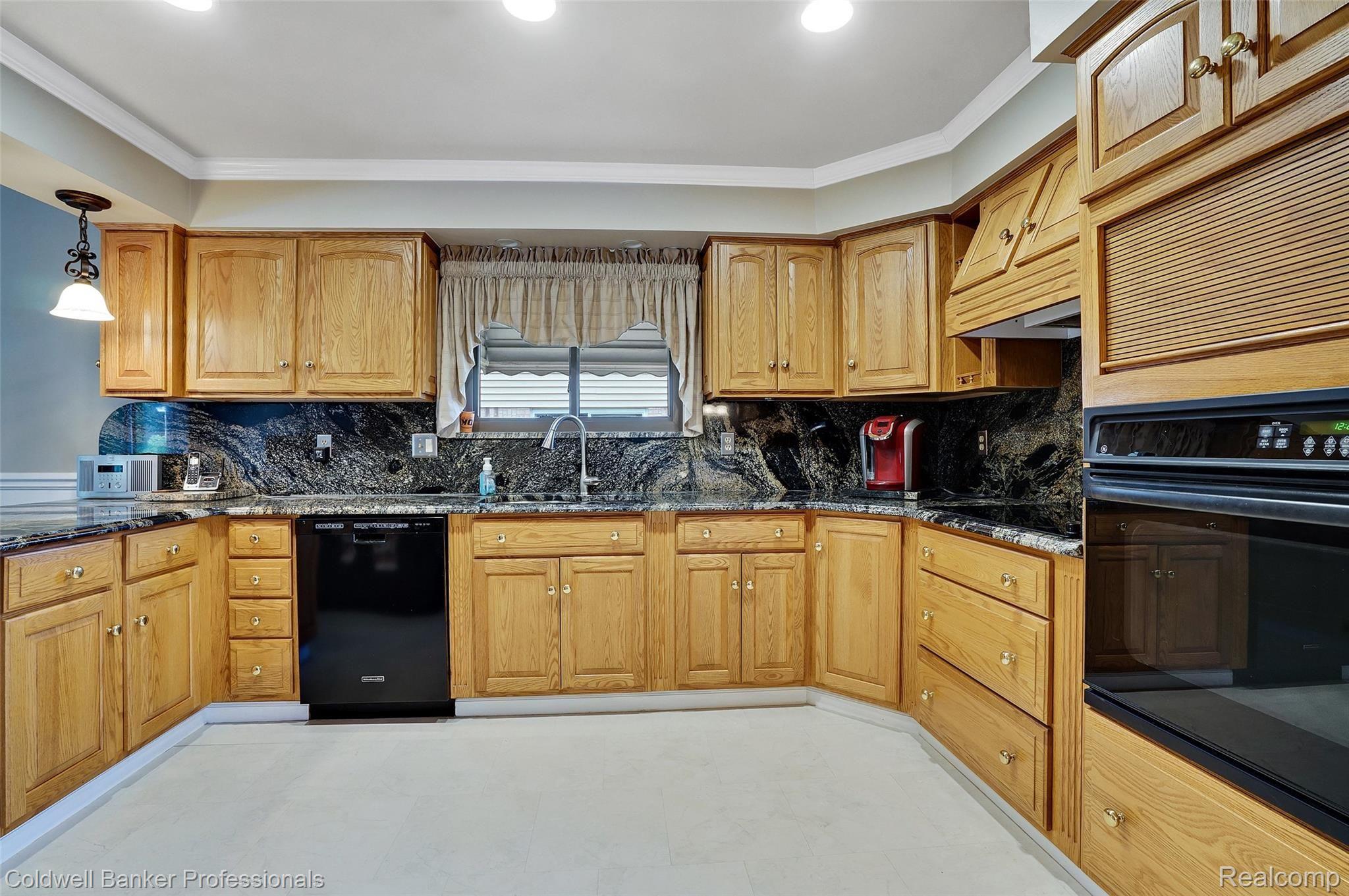 2118 Warrington Road Rochester, MI 48307 - Photo 13 of 52 8B095A98-C99D-4AEB-8965-5E24CDE9660E.jpeg