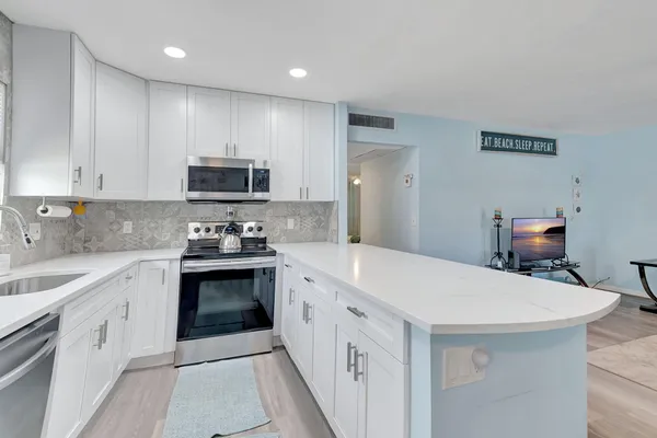 $3,000 | 89 Flanders Way, Unit B, Delray Beach, FL 33484