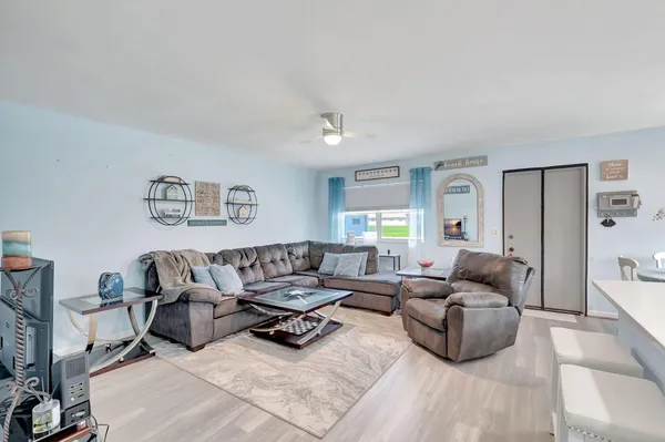 $3,000 | 89 Flanders Way, Unit B, Delray Beach, FL 33484