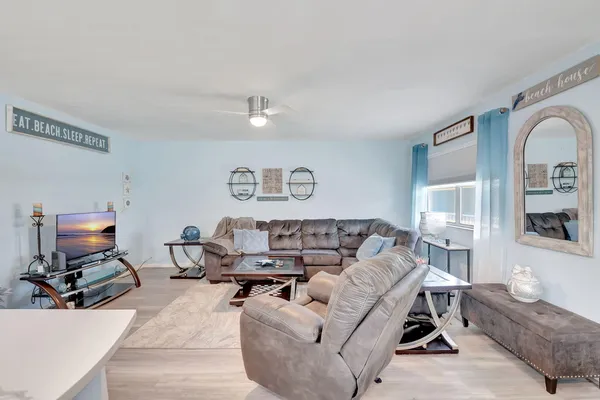 $3,000 | 89 Flanders Way, Unit B, Delray Beach, FL 33484