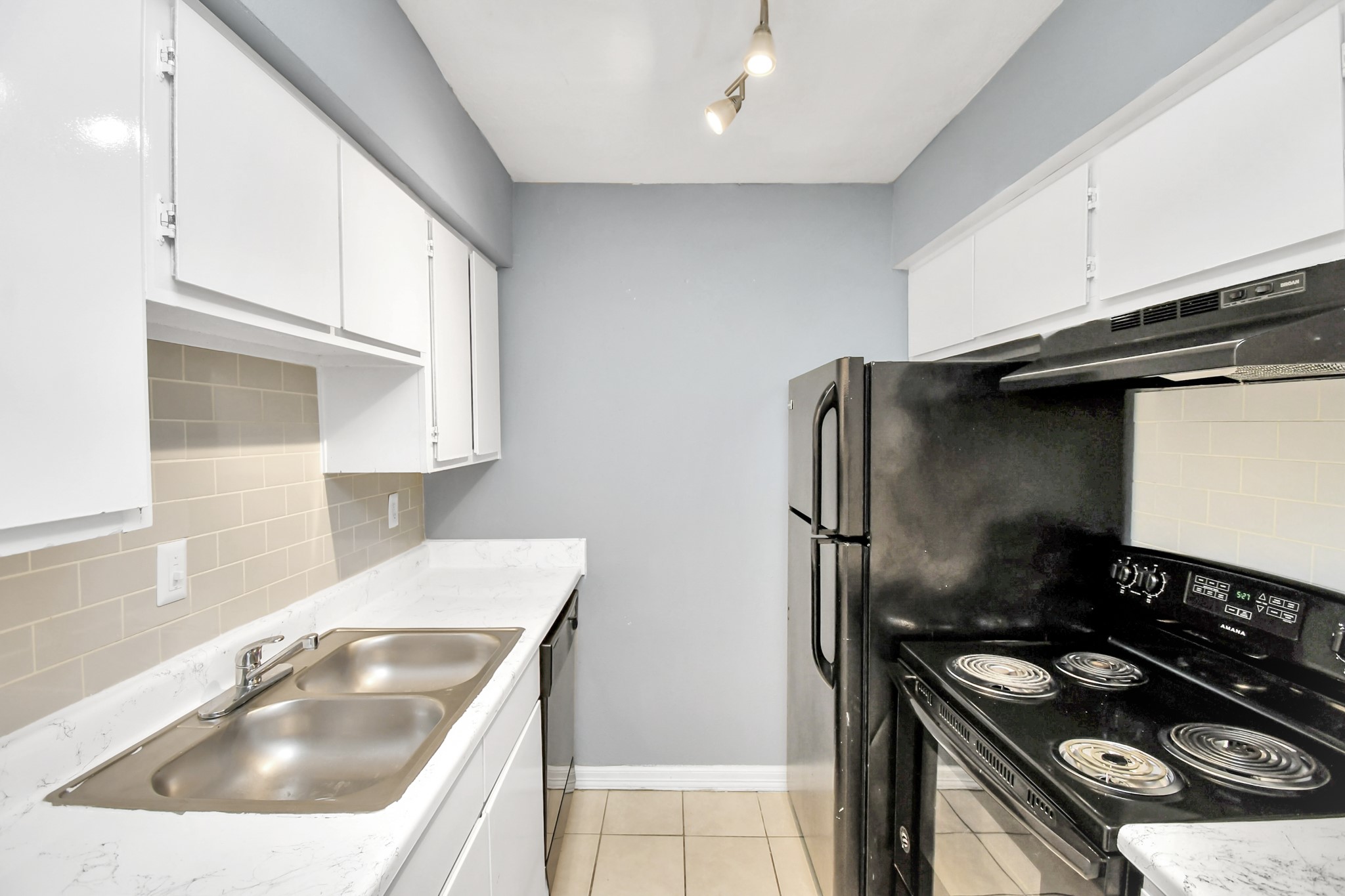 5959 Bonhomme Road, Unit 192R Houston, TX 77036 - Photo 19 of 26 a kitchen with a sink stove and refrigerator