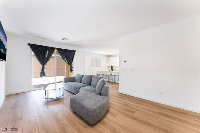 $2,500 | 2960 Gaffer Film Street, Las Vegas, NV 89156