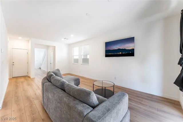 $2,500 | 2960 Gaffer Film Street, Las Vegas, NV 89156