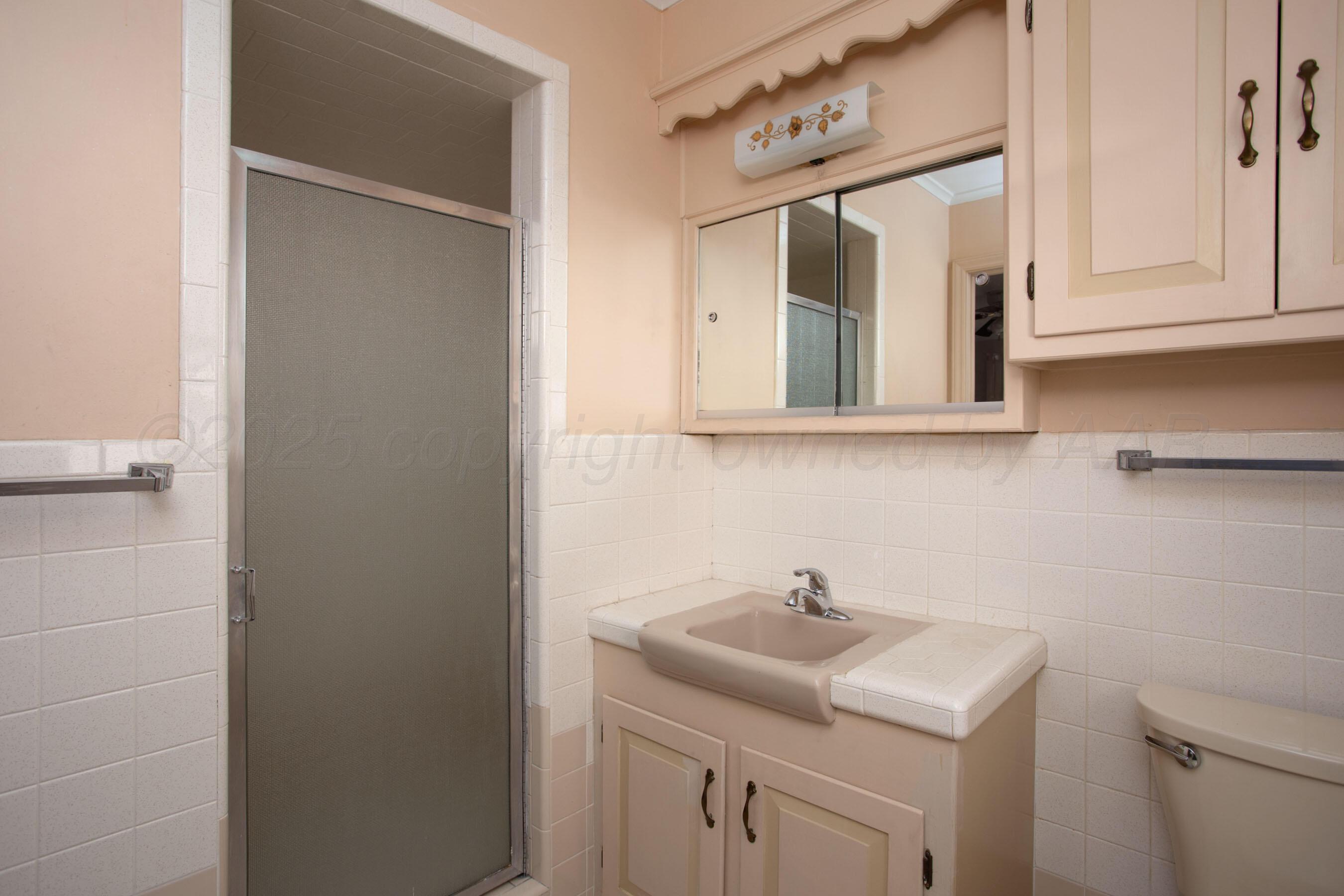6404 Dreyfuss Road Amarillo, TX 79106 - Photo 15 of 33 Bathroom