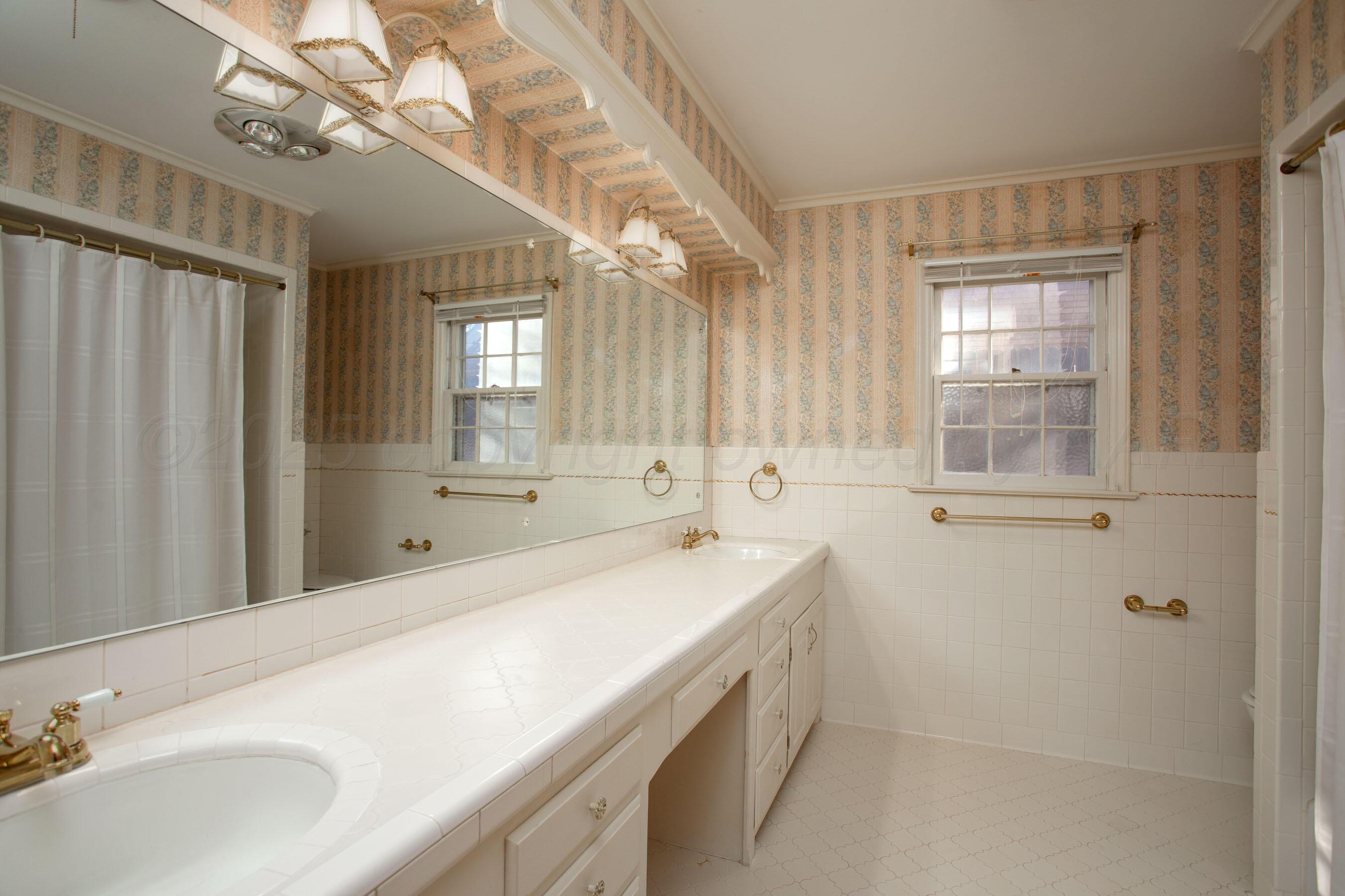 6404 Dreyfuss Road Amarillo, TX 79106 - Photo 20 of 33 Bathroom