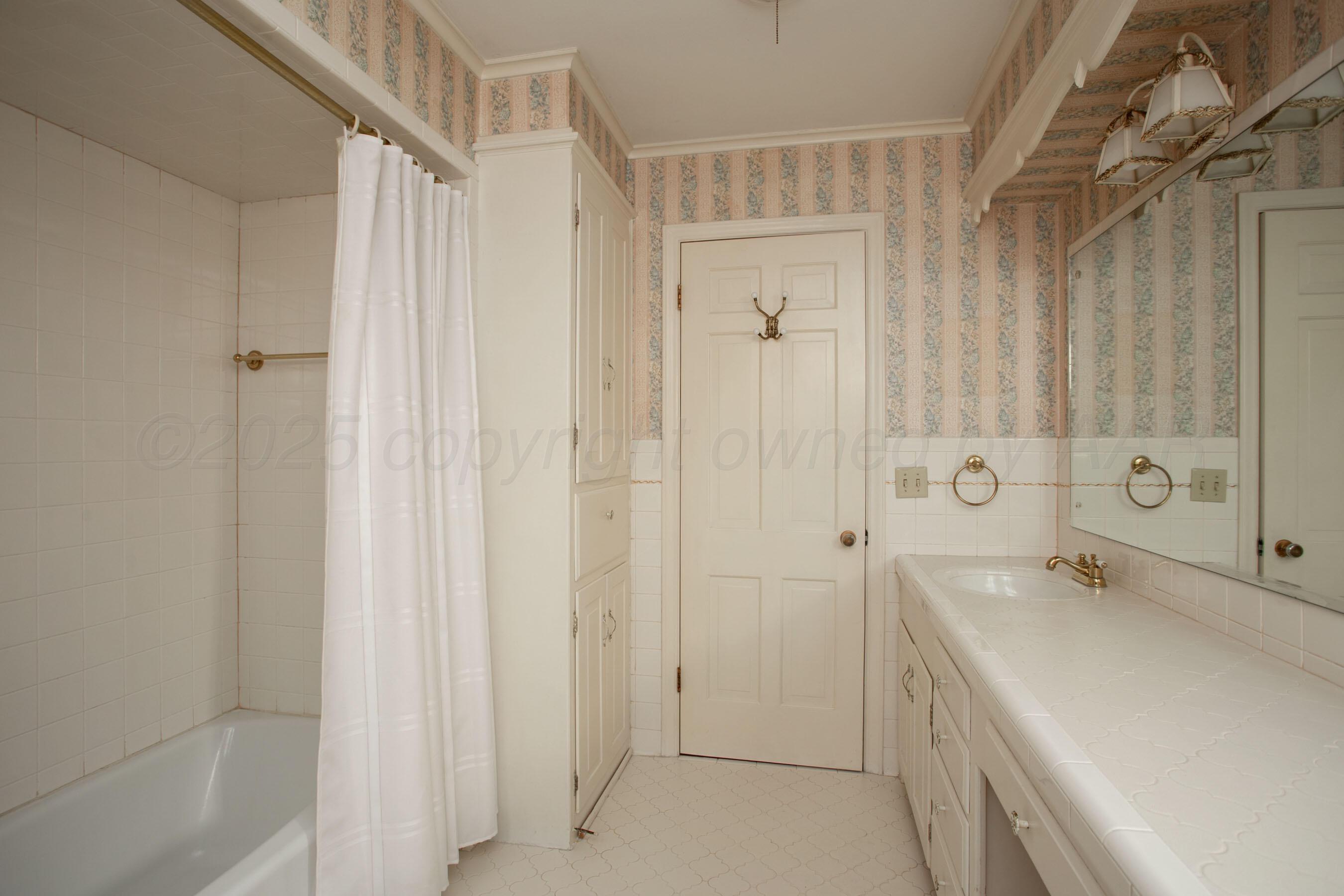 6404 Dreyfuss Road Amarillo, TX 79106 - Photo 21 of 33 Bathroom