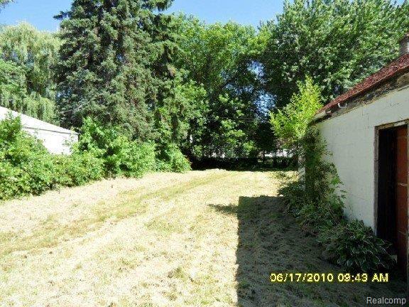 1001 East 14 Mile Road Clawson, MI 48017 - Photo 6 of 6 yard - city just mowed-mfsopt