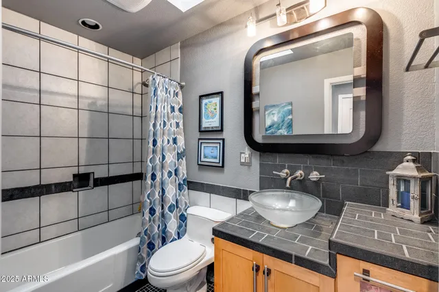 a view of entryway with a fan