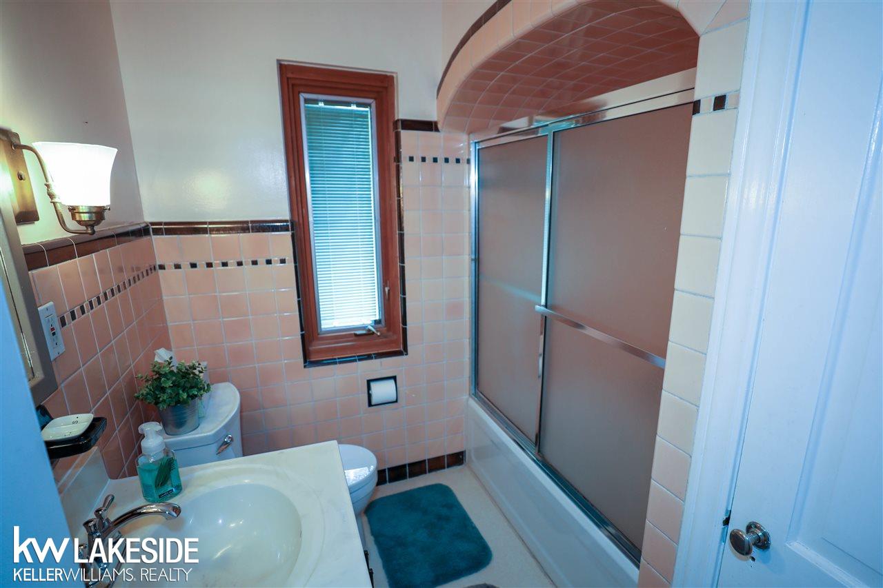 1656 Hampton Road Grosse Pointe, MI 48236 - Photo 21 of 39 31384523-20.JPG