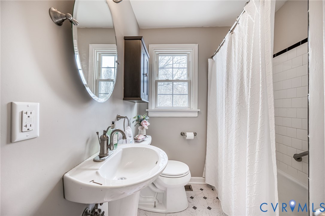 1221 Santa Anna Road Henrico, VA 23229 - Photo 15 of 26 Full bathroom with shower / tub combo with curtain