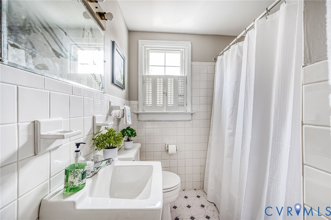 1221 Santa Anna Road Henrico, VA 23229 - Photo 17 of 26 Full bath with a shower with shower curtain, vanit