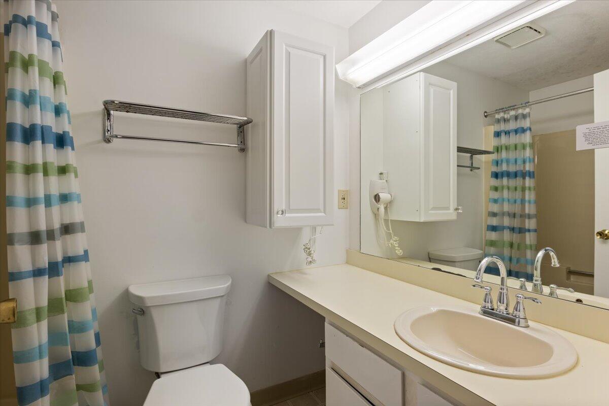 35 Main Street, Unit 8 Ogunquit, ME 03907 - Photo 13 of 22 Rear full bath