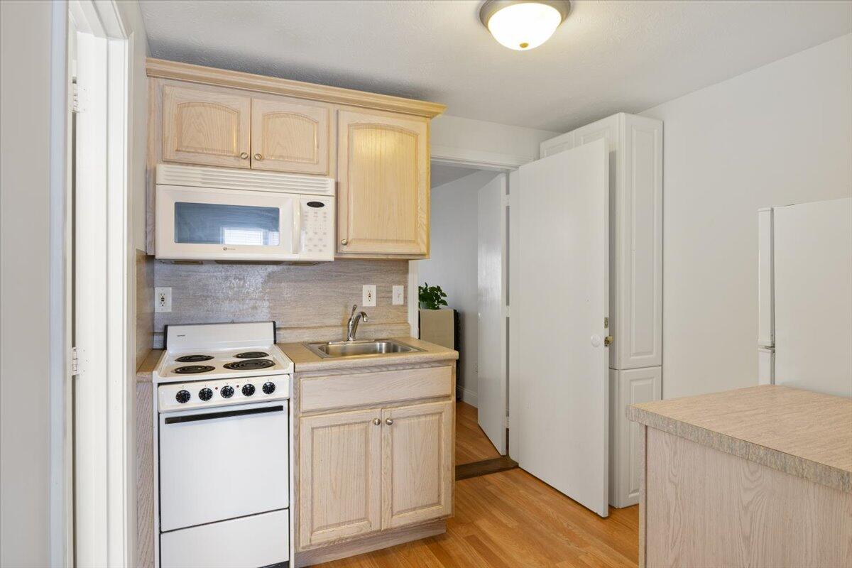 35 Main Street, Unit 8 Ogunquit, ME 03907 - Photo 8 of 22 Kitchen