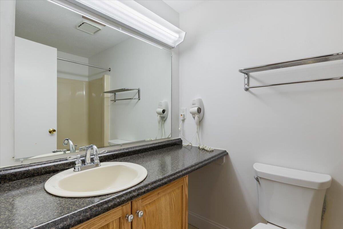35 Main Street, Unit 8 Ogunquit, ME 03907 - Photo 10 of 22 Front full bath