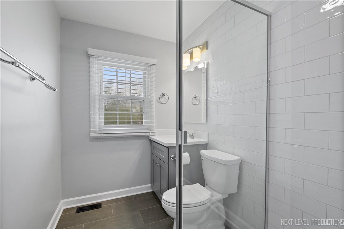 515 Hillcrest Boulevard Hoffman Estates, IL 60169 - Photo 13 of 29 a bathroom with a toilet and a sink