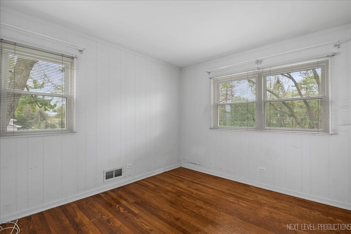 515 Hillcrest Boulevard Hoffman Estates, IL 60169 - Photo 18 of 29 a view of an empty room with wooden floor and a window