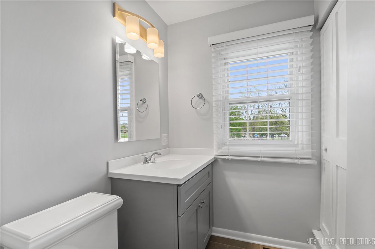 515 Hillcrest Boulevard Hoffman Estates, IL 60169 - Photo 20 of 29 a bathroom with a sink a toilet and a window