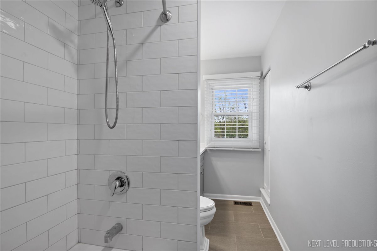 515 Hillcrest Boulevard Hoffman Estates, IL 60169 - Photo 21 of 29 a bathroom with a window and a shower