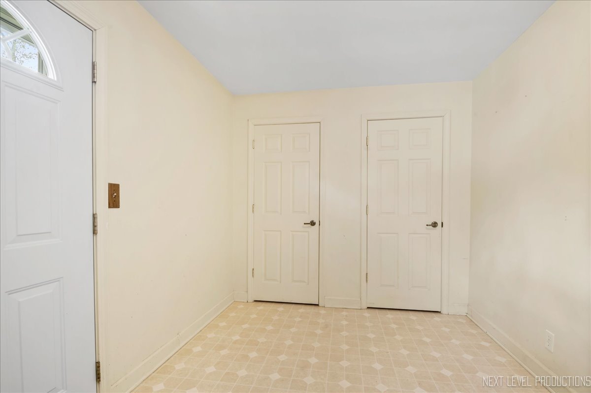 515 Hillcrest Boulevard Hoffman Estates, IL 60169 - Photo 24 of 29 a view of an empty room
